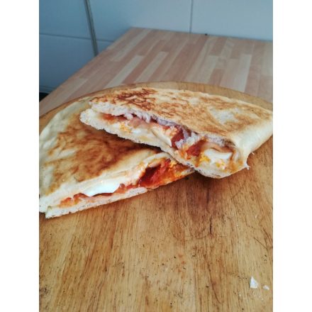 28. Calzone Padre (félbehajtva) (Paradicsomos alap, kolbász, bacon, főtt tojás, csemege pepperóni, sajt, oregánó)